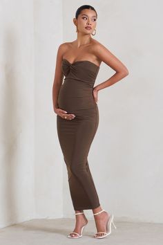 Our eye-catching Evita is the perfect midi dress for a mother-to-be. boasting a bodycon silhouette made from premium stretch jersey with a sweetheart neckline and a twisted knot detail. Finish this brown maternity dress with gold accessories for an unforgettable baby shower look.Features- Premium stretch jersey- Sweetheart neckline- Twist detail- Bodycon fit- Bump ruching- Invisible zip closure- Midi lengthSizing & FitModel is 5'8.5 and wears UK size 8 / US size 4Product InformationDesigned excl Brown Maternity Dress, Dress With Gold Accessories, Baby Shower Look, Invisible Zip, Gold Accessories, Maternity Dress, Maternity Dresses, Chocolate Brown, Sweetheart Neckline