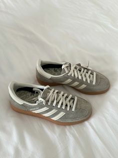 Adidas Trainers Aesthetic, Dream Shoes Sneakers, Grey Shoes Aesthetic, Grey Spezial Adidas Outfit, Grey Spezial Adidas, Grey Trainers Outfit, Grey Sambas, Trainers 2024, Aesthetic Trainers