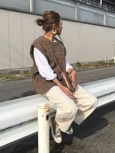 How To Style Sweater Vest, Sweater Vest Outfit, Casual Weekend Outfit, Stylish Sweaters, Knitwear Fashion, Vest Outfits, Mode Inspo, 가을 패션