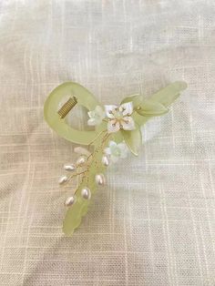 Unique Claw Clips, Green Claw Clip, Cute Claw Clips, Flower Claw Clip, Kawaii Hair Clips, Simple Dress Casual, Claw Clip Hair, Hair Acessories