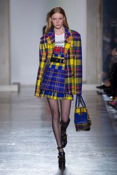 Versace - Pasarela Punk Attire, 1990s Fashion Trends, Popular Fall Outfits, Coat And Skirt, Haute Couture Style, Winter Mode Outfits, Clueless Fashion, Tartan Fashion, Versace Vintage