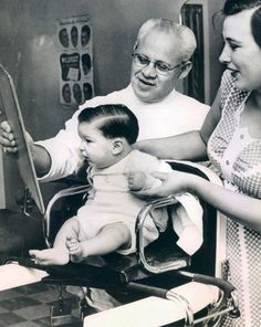 Baby's first haircut ca.1950 First Haircut, Barber Life, White Photo, Vintage Pictures, Vintage Photographs, Vintage Photography, Barber Shop