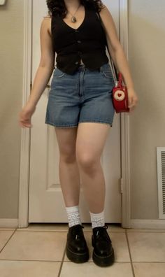 Midsize Jorts Outfit, Grunge Outfits Mid Size, Midsize Looks, Summer Outfit Midsize, Midsize Fashion Summer, Lesbian Vampire, Summer Grunge Outfits, Grunge Summer Outfits, Outfit Ideas Grunge