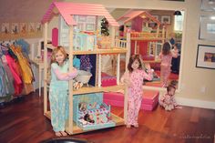 american girl doll house (Dream Present!) American Girl Storage, Ag Doll House, American Girl Dollhouse, American Girl Doll House, American Girl Diy, Girls Dollhouse, American Girl Doll Furniture, American Girl Doll Crafts, Journey Girls