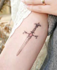 17 Tatuajes de espadas que te llenarán de honor y poder Small Valkyrie Tattoo, Tiny Dagger Tattoo, Daggar Tattoo, Dagger Tattoos, Valkyrie Tattoo, Magic Runes, Tatoo Inspiration, Clever Tattoos, Delicate Tattoo