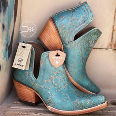 Ariat Dixon Boot, Ariat Dixon, Bota Country, Side Design, Shoe Closet, Crazy Shoes, Shoe Obsession, Cowgirl Boots