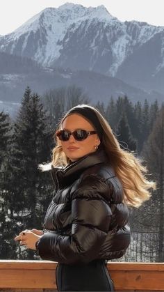 Aspen Snow Outfit, Snow Winter Fashion, Laidback Luxury Aesthetic, Summer Humid Outfit, Europe Picture Ideas Winter, Classy Winter Aesthetic, Aspen Ski Aesthetic, Winter Photo Inspiration, Mountain Fits Winter