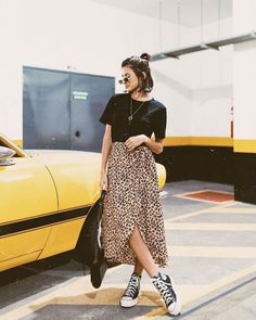 Moda primavera verano 2019: 5 tendencias que sí querrás copiar Uk Inspired Outfits, Winter Street Style Cold, Rok Midi, 15 Outfits, Hate Love, Black Tees, Leopard Print Skirt, Edgy Chic