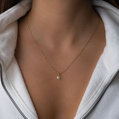 Dainty Classy Jewelry, Nice Necklaces Simple, Dainty Gold Pearl Jewelry, Trendy Silver Necklaces, Dainty Feminine Jewelry, Minimalistic Gold Necklace, Gold Necklace Elegant, Trendy Jewelry Silver, Gold Necklace With Diamond Pendant