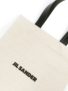 Sac fourre-tout sur toile à imprimé de logo de Jil Sander avec neutre / noir, mélange de coton-lin, cuir de veau, deux poignées supérieures, imprimé de logo en compartiment avant et principal.Largeur 15,35 en / 39 cm
Hauteur 21,65 in / 55 cm Jil Sander Bag, Shopping Games, Black Color Combination, Stylish Logo, Printed Canvas Tote Bag, Latest Fashion Design, Leather Cap, Beach Tote Bags, Small Leather Goods