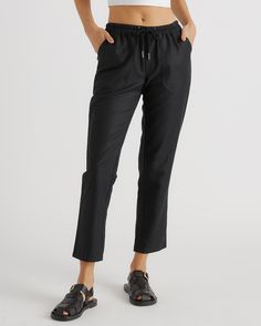 Step into this easy, breezy style. In a soft, breathable linen and organic cotton blend and a hem that can easily be rolled up and down, these can be your go-to pants all year long. And with front welt pockets and another set in the back, they’re every bi Casual Street Wear, Straight Leg Pant, Cropped Wide Leg Pants, Dark Autumn, Ponte Pants, Cotton Chinos, Performance Leggings, Wide Leg Linen Pants, Twill Pants