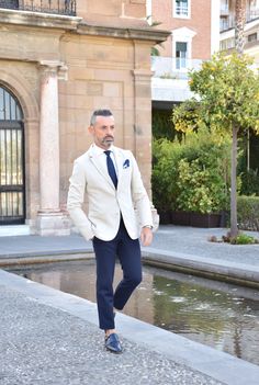 Outfit Saco Beige, Outfit Con Blazer Beige, Outfit Con Blazer, Cream Blazer, Outfits Hombre, Cream Jacket, White Blazer, Blue Pants