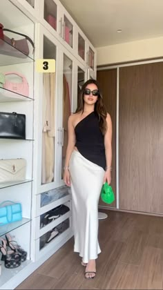 ig: lailanysota Aeroport Outfit, Outfits Chalecos, Mini Skirt Fashion, Outfit Elegantes, Modest Casual Outfits, Classy Summer Outfits, Fasion Outfits, Trendy Fits