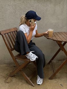 Women Baseball Cap Outfit, New Balance 530 Outfit, Sporty Chic Outfits, New Balance Outfit, Downtown Outfits, Mode Casual, Looks Street Style