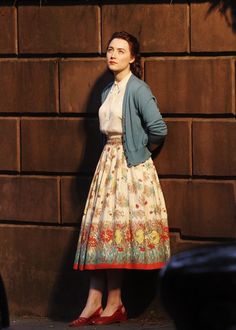 Saoirse Ronan as Eilis Lacey in Brooklyn. More Brooklyn Film, Jessica Pare, Guy Aroch, Irish Women, Saoirse Ronan, Vintage Inspired Fashion, 1950s Style, Movie Fashion, Mode Inspo