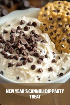 A sweet, creamy cannoli dip served with crispy wafers or cookies, a delightful finale to your New Year’s Eve dinner party. Crockpot Chicken Cacciatore, Chocolate Mousse Cups, Party Side Dishes, Cannoli Dip, Cacciatore Recipes, Easy Chocolate Mousse, Chicken Cacciatore Recipe, Salads For A Crowd, New Years Eve Dinner