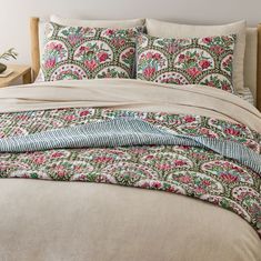 the comforter is made up and ready to be used in this bedding set