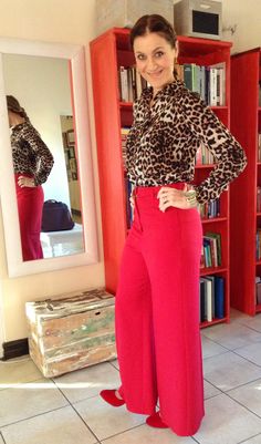 Red and leopard www.alette-johanniwinckler.com Red Blouse Outfit, Red Trousers Outfit, Red High Waisted Pants, Red And Leopard, Red Pants Outfit, Wide Leg Outfit, Red Wide Leg Pants, Painting Shutters, Red And Black Outfits