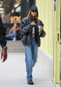 Outfit Inspo Hailey Bieber, Haley Bieber Fall Outfits, Hailey Bieber Off Duty, Hailey Bieber Winter Outfits 2022, Hailey Bieber Closet, Streetwear Hailey Bieber, Hailey Beiber Casual Outfits, Hailey Bieber Inspired Outfits, Hailey Beiber Fall Outfits