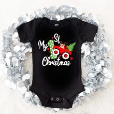 Esta temporada navideña, tenemos algo muy especial para tu bebé. ¡Nuestro mono navideño para bebé niño con estampado gráfico My 1st Christmas Reindeer es perfecto para su primera Navidad!

 Este mono está confeccionado con 100 % algodón suave y viene en las marcas preencogidas Gerber o Rabbit Skins. También tiene diseños de múltiples colores y colores brillantes de vinilo flexible y suave. El estampado presenta un adorable reno y un camión monstruo.

 ¡Este mono es un complemento perfecto para e Boy Onsies, Christmas Onsies, Wayv Xiaojun, My 1st Christmas, Christmas Attire, Christmas Onesie, Christmas Surprise, Twin Outfits, White Onesie