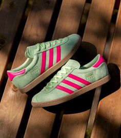 Glow Green, Football Casuals, Look Adidas, Dr Shoes, Green Sneakers, Shoe Inspo, Swag Shoes, Crazy Shoes, Dream Shoes