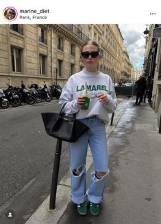 Outfit Zapatillas, Adidas Gazelle Green, Green Shoes Outfit, Los Angeles Street Style, Casual Dinner Outfit Summer, Plus Size Ripped Jeans, Chica Chola, Dinner Outfit Casual