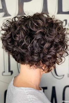 Here is a list of short curly hairstyles and tips for girls with curls. In case your curls are out of control and you can’t tame the wild tresses. Short Curly Bob Hairstyles, Short Curly Hairstyles For Women, Short Curly Bob, Curly Hair Women