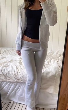 Jeans And Tank Top, Flare Leggings Outfit, Low Rise Flare Jeans, Leggings Outfit, Cute Lazy Outfits, Casual School Outfits, Chill Outfits, Stockholm Fashion, Outfit Idea