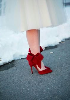 red bow Elegant Holiday Dress, Red Heels With Bow, Red Bow Heels, Red Bridal Shoes, Ugg Fashion, Barbie Shoes, Hair Prom