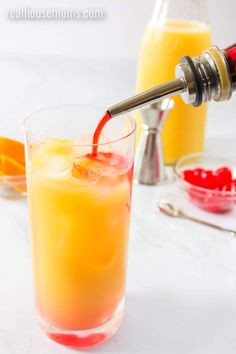 Tequila Sunrise Drink, How To Make Tequila, Tequila Sunrise Recipe, Tequila Sunrise Cocktail, Sunrise Cocktail, Breakfast Cocktails, Mezcal Cocktails, Drink Syrups, Brunch Cocktails