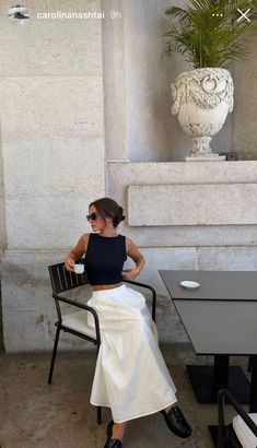 White Open Back Top Outfit, Fashion Long Skirts Style, Quiet Luxury Style Summer, Minimalist European Fashion, Europe Inspo Outfit, Picnic Jeans Outfit, Italy Local Fashion, South If France Outfits, Mexico Winery Outfit