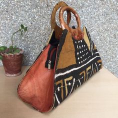 BOLSO DE MANO DE LODO - Etsy España Carry On For A Week, Tv Clothes, African Chic, African Bag, Leather Hip Bag, Unique Handbags, Women Hats Fashion, African Inspired Fashion, Stylish Handbags