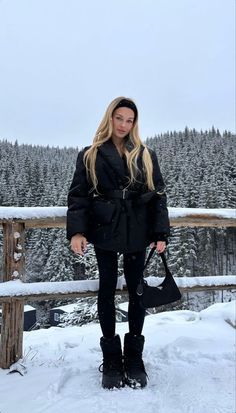 Mode Au Ski, Best Puffer Jacket, Ski Trip Outfit, Puffer Outfit, Apres Ski Outfits, Winter Outfits Snow, Estilo Kylie Jenner, Winter Fashion Outfits Casual, Snow Fashion