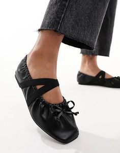 ASOS DESIGN Los Angeles ruched ballet flats with elastic strap in matte black  | ASOS Twenty Fine, Sacs Tote Bags, Winter Party Dress, White Trainers, Maxi Dress Trend, Curves Workout, Boho Stil, Heeled Loafers, Summer Accessories