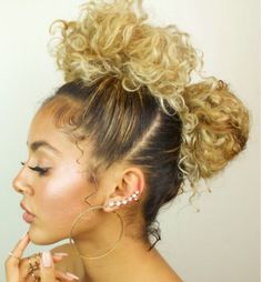 17 Gorgeous YouTube Tutorials That Are Perfect For People With Curly Hair Dunner Wordend Haar, Double Buns, Curly Hair Photos, Hairstyles Videos, Updo Hairstyles, Hair Photo