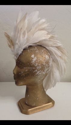 Feather Mowhawk Head Dress African Feather Headdress, Feather Crown Headpieces, Diy Head Dress Ideas, Diy Head Dress, Wings On Head, Head Dress Diy, Bird Headdress, Lion Headdress, Feather Costume