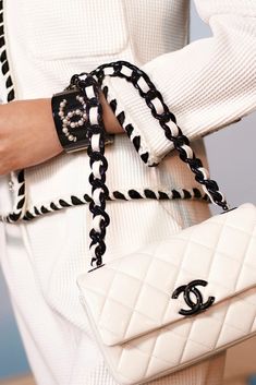 White Chanel Bag, Black And White Chanel, Mode Ab 50, Chanel 2021, Chanel Resort, Chanel Suit, Poppy Delevingne, Mode Chanel, Chanel Cruise