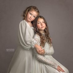 Sister And Sister Photoshoot, Fine Art Family Photography, 3 Sisters Photography, Mother Daughter Photography Poses, Mommy Daughter Photoshoot, Family Photo Studio