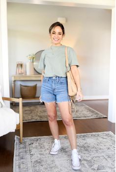 Short Sleeve And Shorts Outfit, Cute Modest Summer Outfits Shorts, Modest Summer Outfits Shorts, Modest Shorts Outfits, Denim Shorts Outfits, Sneakers Outfit Spring, Look Short Jeans, Denim Shorts Outfit Summer, Outfits With Sneakers