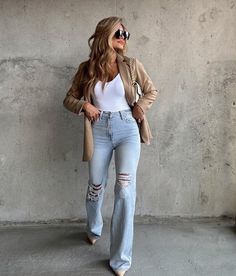 Flare Jeans Outfit, Fall Attire, Vegas Outfit, Date Outfit Casual, Simple Trendy Outfits, Girly Fashion, Ripped Jeans