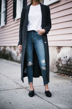 Street Fashion Outfit Ideas, Dark Grey Coat, Charleston Fashion, Jeans And T Shirt Outfit, Pointed Loafers, Denim Street Style