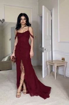 vampire style Red Evening Dress Classy, Graduation Dress Long, Red Prom Dresses Long, Prom Dress Mermaid, Prom Inspo, Formal Evening Gown, Classy Prom Dresses, Acceptance Speech, Dress Mermaid