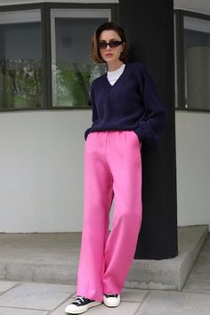 Rose Trousers Outfit, Pink Wide Leg Jeans Outfit, Pink Wide Leg Trousers Outfit, Pink Trousers Outfit Casual, Pink Slacks Outfit, Pink Wide Leg Pants Outfit, Purple Trousers Outfit, Pink Joggers Outfit