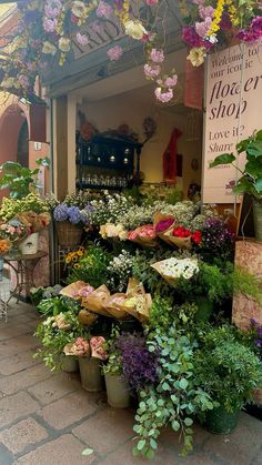 Boquette Flowers, Flower Store, Nothing But Flowers, Flower Therapy, Hoodies Art, Beautiful Bouquet Of Flowers, Spring Vibes, Pretty Places, Love Flowers