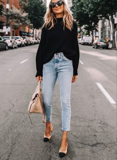 Free People Sweater Outfit, Mom Jeans Outfit, Off The Shoulder Sweater, Fall Jeans, Cooler Look, Jeans Outfits, Casual Work Outfits, Work Style, Fall Winter Style