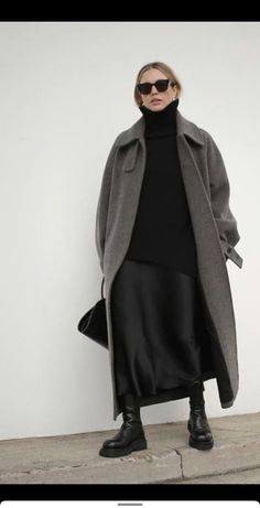 Autumn Winter 2024 Fashion Trends Women, Winter Travelling Outfits, 2025 Street Style Trends, Winter Outfits 2025 Women, 2025 Winter Trends, Black White Grey Outfits, Winter 2025 Outfits, Winter 2025 Fashion Trends, Winter Minimalist Outfit