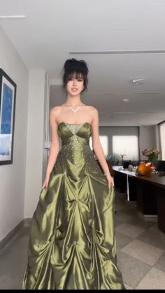 Détails de l'article :

 Numéro de produit : C2580

 Tissu : Satin

 Silhouette : Robe de bal

 Manches : Sans manches

 Style de dos : fermeture éclair Green Evening Gowns, Prom Dress Inspo, Prom Dress Ideas, Prom Inspo, Looks Party, Beaded Prom Dress, Prom Dresses Vintage, Prom Dress Inspiration, Cute Prom Dresses