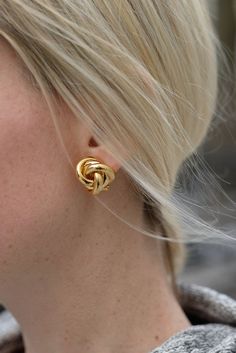 قلادات متدلية, Kelly In The City, Diamond Earrings Design, Knot Stud Earrings, نظارات شمسية, Classy Jewelry, Knot Earrings, Gold Earrings Designs, Jewelry Lookbook