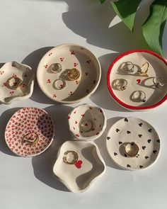 Inspo Clay Ideas, Jewelry Pottery Holder, Little Pottery Ideas, Ideas To Do With Clay, Clay Paint Ideas, Home Pottery Ideas, Aesthetic Ceramics Ideas, Claying Ideas, Homemade Clay Gifts