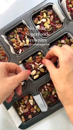 Recipe below ⬇️ By @helens_vegan_kitchen These No Bake Superfood Brownies are gooey, sweet and delicious and totally refined sugar, gluten and dairy free. They are very easy to make and totally customisable as you can easily use any nuts you like and top them with whatever nuts/seeds you have available ✅ Definitely save this one to try Makes 10-12 Base ingredients: 1.5 cups mixed nuts 12 large, soft medjool dates, pitted 1/2 cup peanut (or almond) butter 3 tbsp raw cacao powder P Resep Vegan, Glutenfri Baking, Makanan Rendah Kalori, Sommer Mad, Resepi Biskut, Plant Based Cookbook, Dried Berries